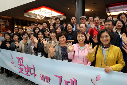 지난 29일 대우건설 주택문화관 써밋갤러리에서 신입사원 부모님이 견학을 마친 뒤 포즈를 취하고 있다. <대우건설 제공>